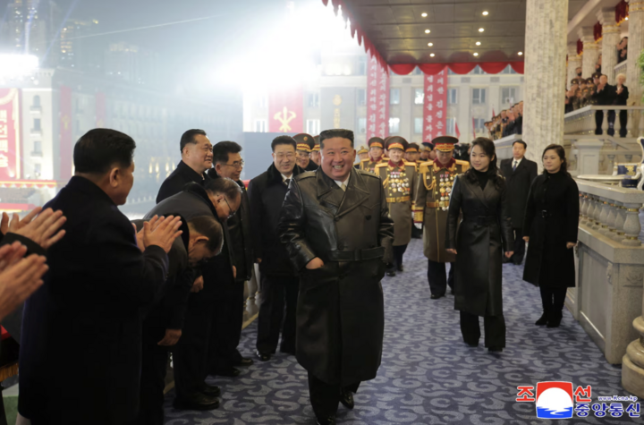 Con gái Chủ tịch Triều Tiên Kim Jong Un gây xôn xao với chiếc áo khoác - 1