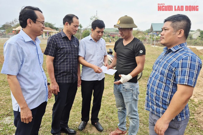 Lãnh đạo UBND xã Lao Bảo thăm hỏi, động viên một trong 2 nạn nhân bị trâu dữ tấn công. Ảnh: Kim Huệ