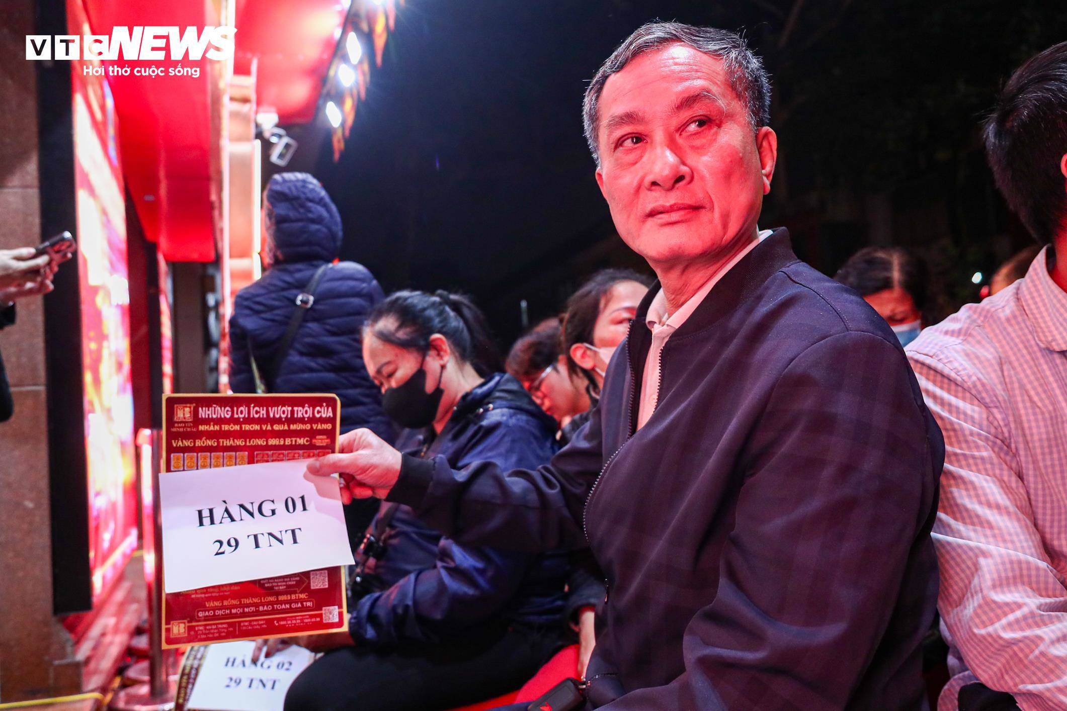 Ông Tô Hòa Bình (70 tuổi, quận Đống Đa, Hà Nội) cho biết, ông đã có mặt từ 21h tối 25/2 để xếp hàng qua đêm chờ giao dịch. Theo ông, ngay từ khoảng 4h30 - 5h, khu vực này đã đông kín người. Như mọi năm, ông vẫn mua 3 chỉ vàng cầu may.