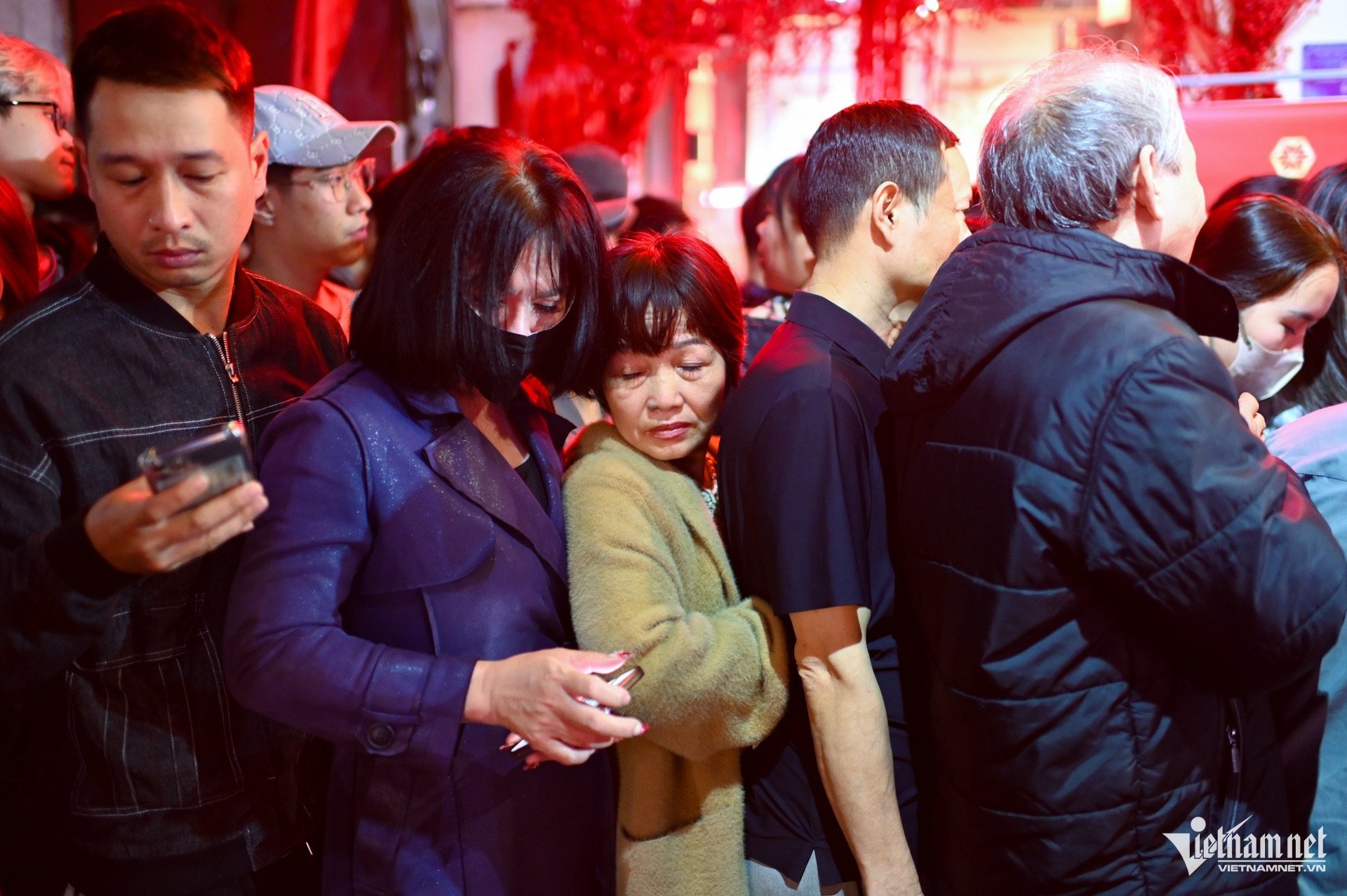 Khoảng 6h, nhân viên một cửa hàng kinh doanh bắt đầu phát số thứ tự cho khách hàng. Nhiều người dù đến từ 3h sáng vẫn phải ngồi đợi rất lâu.