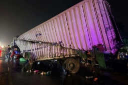 Công an Hà Nội thông tin ban đầu vụ tai nạn tàu hỏa và ô tô tải khiến 2 người thương vong