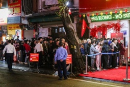 Xếp hàng gần 10 tiếng chờ mua vàng ngày vía thần Tài