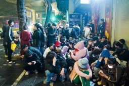 Xếp hàng xuyên đêm, vạ vật đội mưa rét để lấy số mua vàng Vía Thần tài