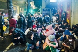 Xếp hàng xuyên đêm, vạ vật đội mưa rét để lấy số mua vàng Vía Thần tài