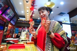 Tiệm vàng 'phá lệ', máy tự động giúp khách mua trong 15 phút