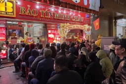 Xếp hàng từ 3 giờ sáng mua vàng Thần Tài, nhiều người lãi đậm sau một năm