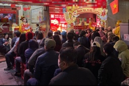 Xếp hàng từ 3 giờ sáng mua vàng Thần Tài, nhiều người lãi đậm sau một năm