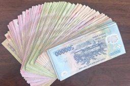 Nhặt được 16 triệu đồng giữa đêm, nhóm bạn trẻ làm điều khiến CSGT bất ngờ