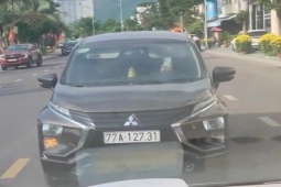 Clip ô tô ngang nhiên dừng án ngữ làn ngược chiều giữa phố biển Quy Nhơn gây bức xúc