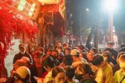 Xếp hàng từ tối hôm trước, xuyên đêm chờ lấy số mua vàng Vía Thần tài