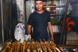 Xuyên đêm nướng nghìn con cá lóc, kịp giờ đẹp cúng vía Thần Tài