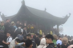 Đội mưa rét lên đỉnh Yên Tử cầu an