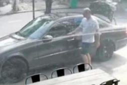 Ô tô “biến mất" trước hẻm nhà, camera ghi lại người nước ngoài nghi vấn