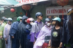 Đội mưa, xếp hàng dài mua heo quay, vịt quay ngày vía Thần Tài