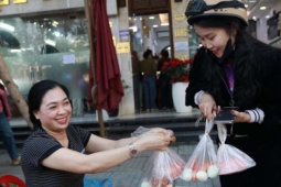 Bán xôi "Thần Tài" cạnh tiệm vàng, tiểu thương ở Hà Tĩnh thu hàng chục triệu đồng chỉ trong buổi sáng