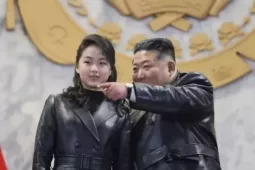 Con gái Chủ tịch Triều Tiên Kim Jong Un gây xôn xao với chiếc áo khoác