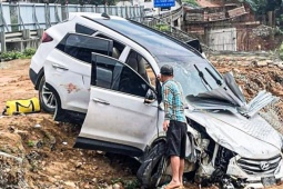 Ô tô con văng khỏi cao tốc Nội Bài – Lào Cai, 2 người bị thương