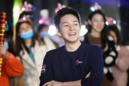 Vẻ điển trai của thiếu gia 9X thành tỷ phú sau một đêm