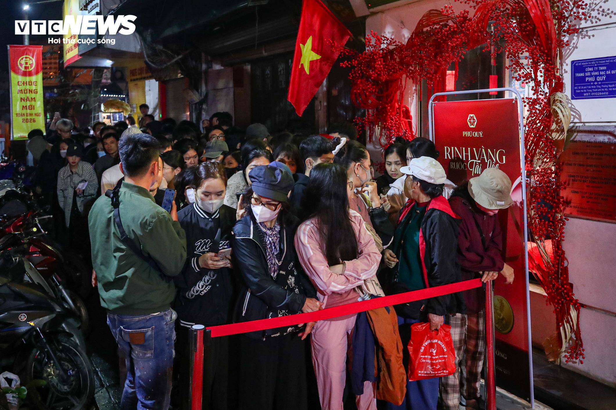 Tại cửa hàng vàng Phú Quý, lượng khách đổ về cũng đông kín, buộc nhân viên phải căng dây phân luồng, hướng dẫn người dân ổn định vị trí và xếp hàng trật tự.