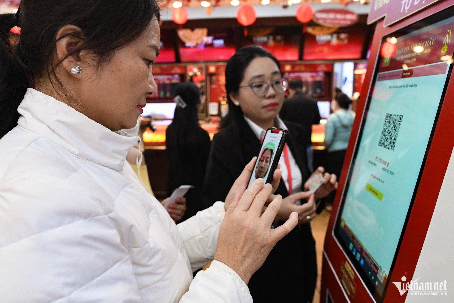 Tiệm vàng 'phá lệ', máy tự động giúp khách mua trong 15 phút - 7