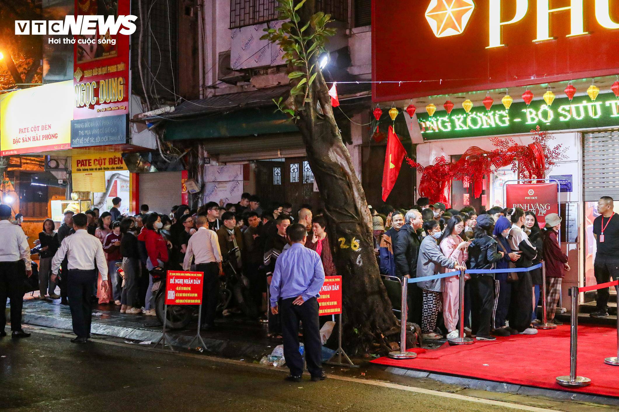 Tại cửa hàng vàng Phú Quý, lượng khách đổ về cũng đông kín, buộc nhân viên phải căng dây phân luồng, hướng dẫn người dân ổn định vị trí và xếp hàng trật tự.