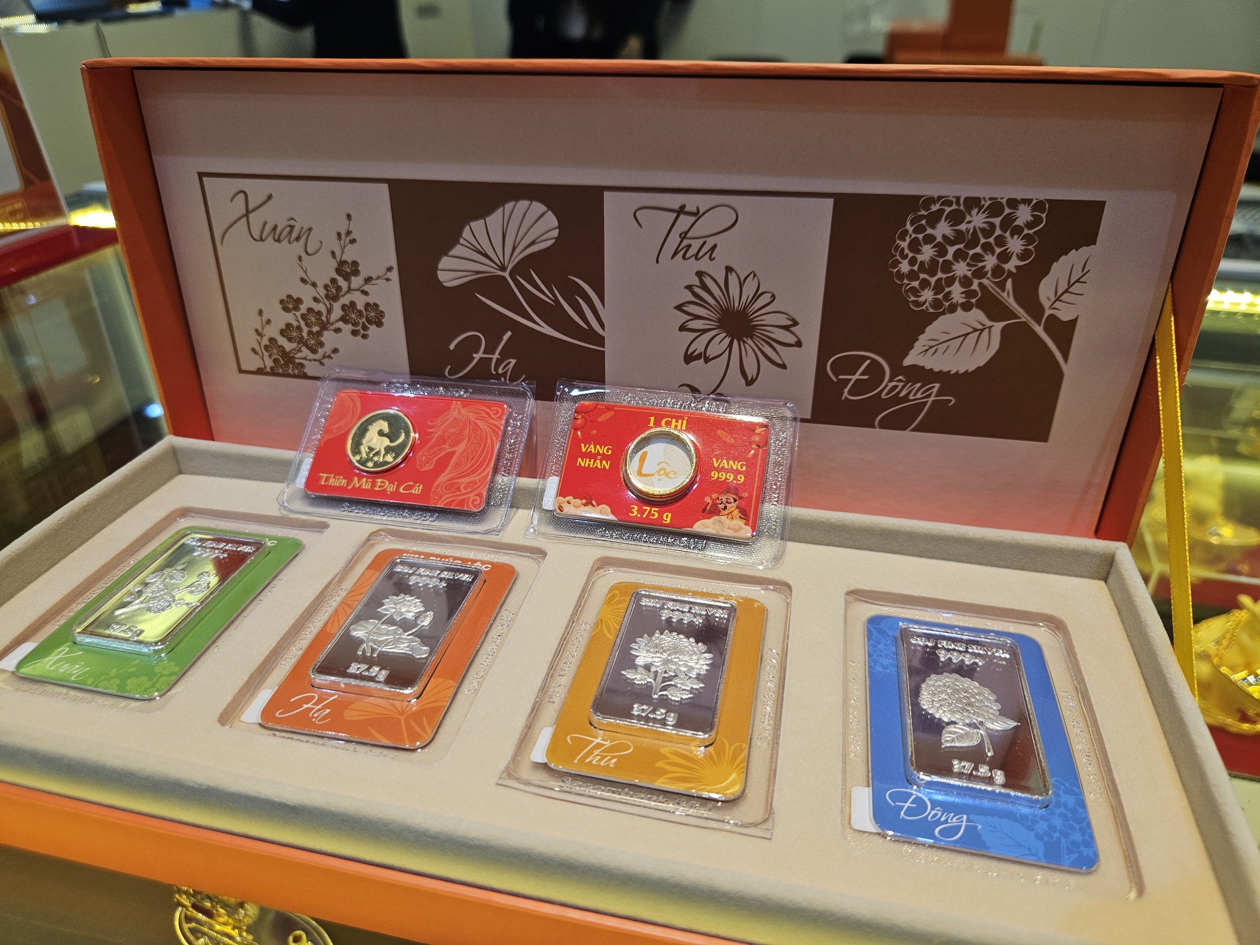 Mua vàng, bạc đều phải bốc số, xếp hàng trong ngày vía Thần Tài. Cùng với vàng, bạc cũng trở thành sản phẩm đầu tư được nhiều người lựa chọn