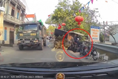 Clip: Không làm chủ tốc độ, xe ba gác suýt lao thẳng xuống mương