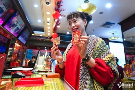 Tiệm vàng 'phá lệ', máy tự động giúp khách mua trong 15 phút