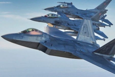 Lần đầu tiên trong lịch sử Mỹ điều loạt tiêm kích 'chim săn mồi' thế hệ 5 F-22 Raptor đến Israel