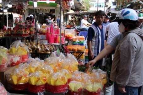 Rực sắc bánh 'tài lộc' ở chợ người Hoa TPHCM ngày vía Thần Tài