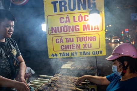 Phố cá lóc ngậm mía đỏ lửa đêm vía Thần Tài, giá khoảng 200 nghìn/con