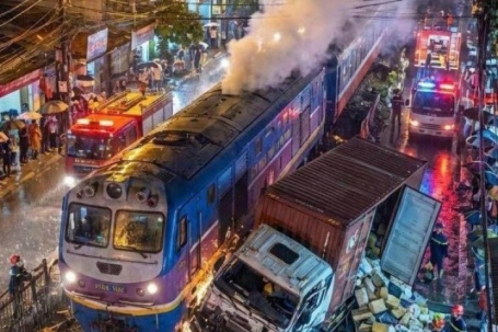 Tai nạn đường sắt ở Hà Nội: Tài xế xe tải cố tình vượt đèn báo