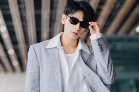 Isaac diện 'cây' đồ bảnh bao lên đường dự Milan Fashion Week