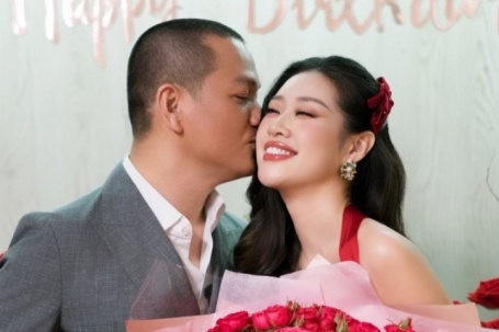 Khánh Vân khóc khi được chồng làm tiệc sinh nhật bất ngờ