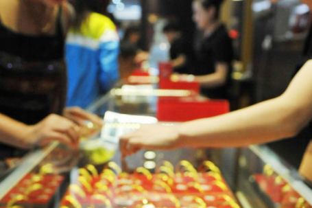 Người đàn ông chi số tiền lớn mua 800 gram vàng, chủ tiệm lập tức báo công an