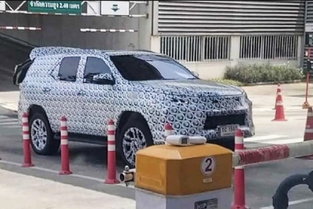 Toyota Fortuner thế hệ mới lộ ảnh chạy thử