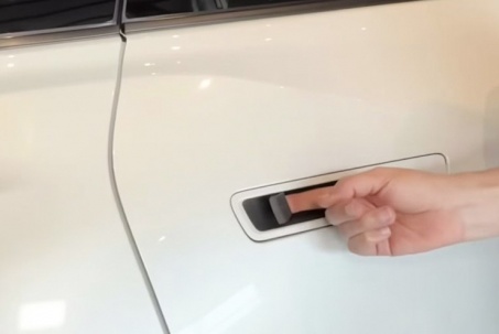 Toyota trang bị thêm nút mở cửa cơ trên xe Highlander mới