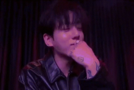 Nam ca sĩ 29 tuổi gây tranh cãi vì livestream uống rượu, văng tục trên sóng