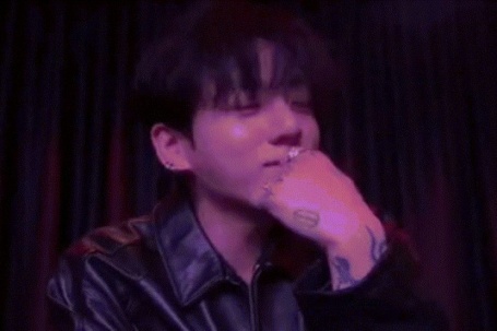 Nam ca sĩ 29 tuổi gây tranh cãi vì livestream uống rượu, văng tục trên sóng