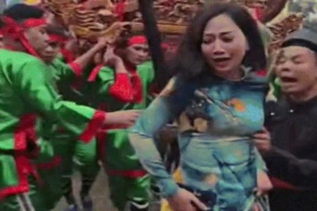 MC Mỹ Vân thoát chết ở lễ hội