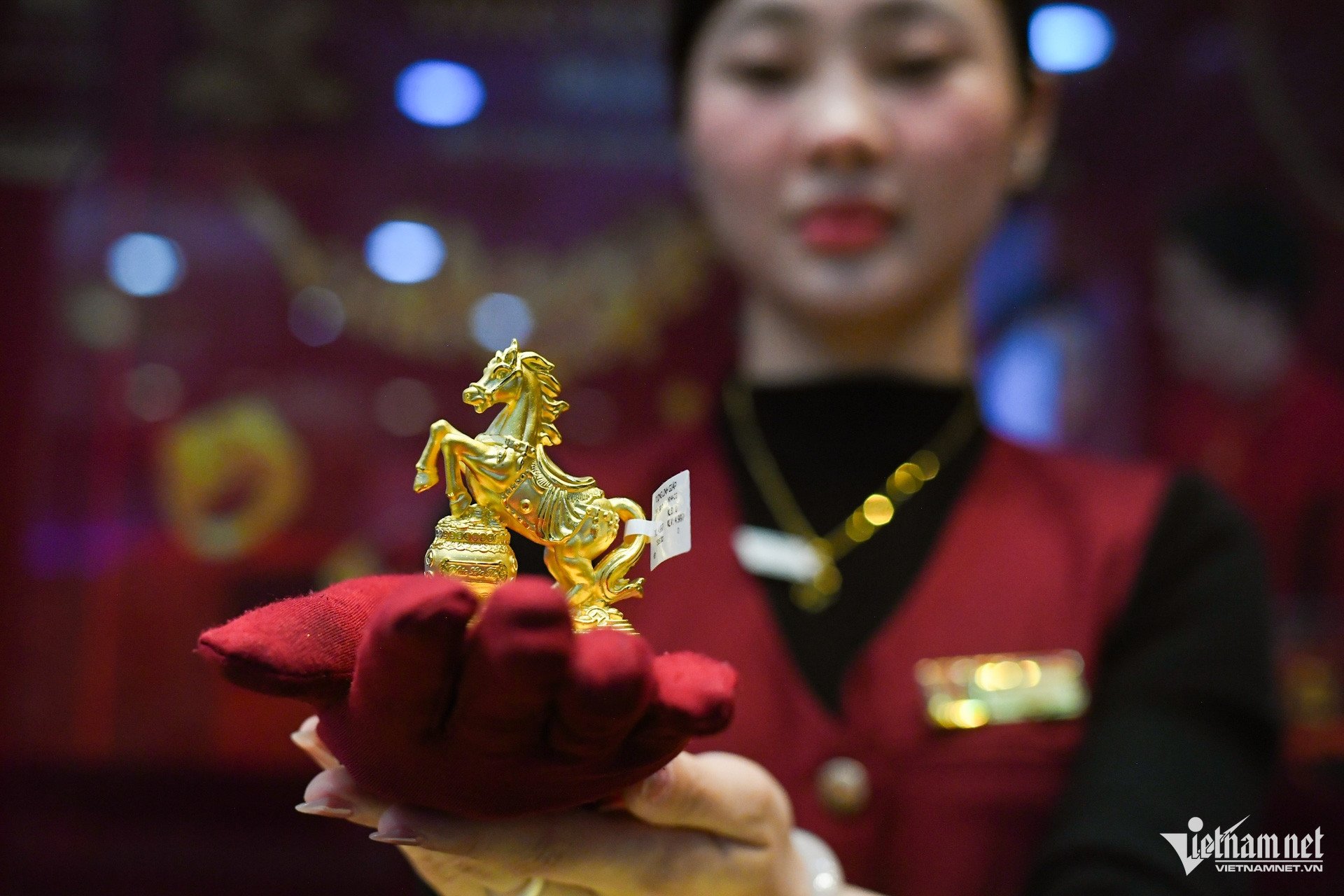 Khách hàng vui vẻ nhận về các sản phẩm linh vật, vỉ vàng linh giáp, linh quý... Chị Nguyễn Ngọc Tú mừng rỡ chia sẻ: "Năm nay là năm ngựa, tính là một linh vật may mắn nên việc mua vàng vào ngày vía Thần Tài rất ý nghĩa".