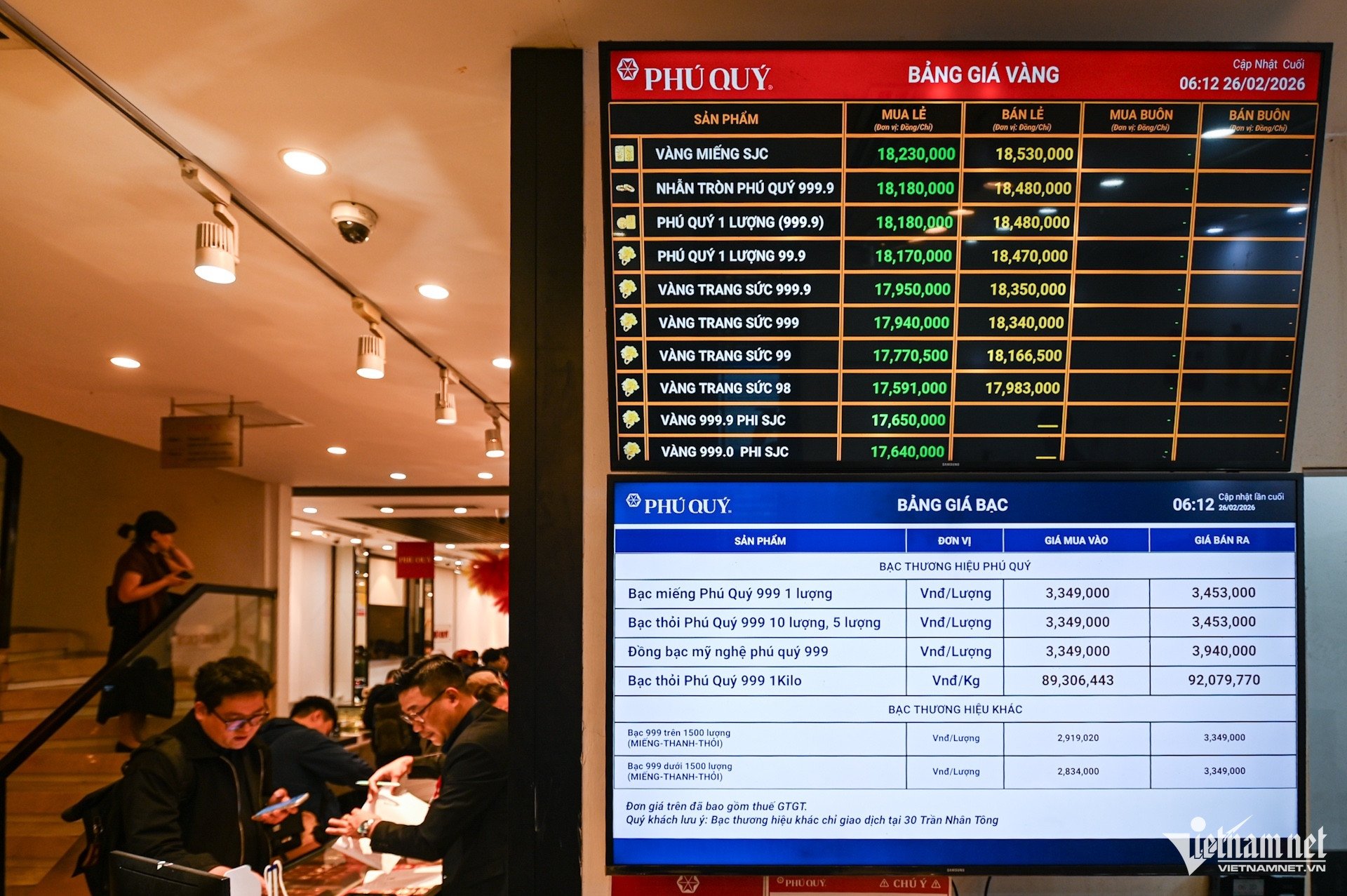 Cửa hàng vàng bạc Phú Quý trên phố Trần Nhân Tông, giá vàng bạc niêm yết thời điểm 6h12 ngày 26/2: Vàng miếng SJC mua vào 18.230.000 đồng/lượng, bán ra 18.530.000 đồng/lượng; nhẫn tròn Phú Quý 999.9 mua vào 18.180.000 đồng/lượng, bán ra 18.480.000 đồng/lượng; Phú Quý 1 lượng (999.9) mua vào 18.180.000 đồng/lượng, bán ra 18.480.000 đồng/lượng; Phú Quý 1 lượng 99.9 mua vào 18.170.000 đồng/lượng, bán ra 18.470.000 đồng/lượng.&nbsp;