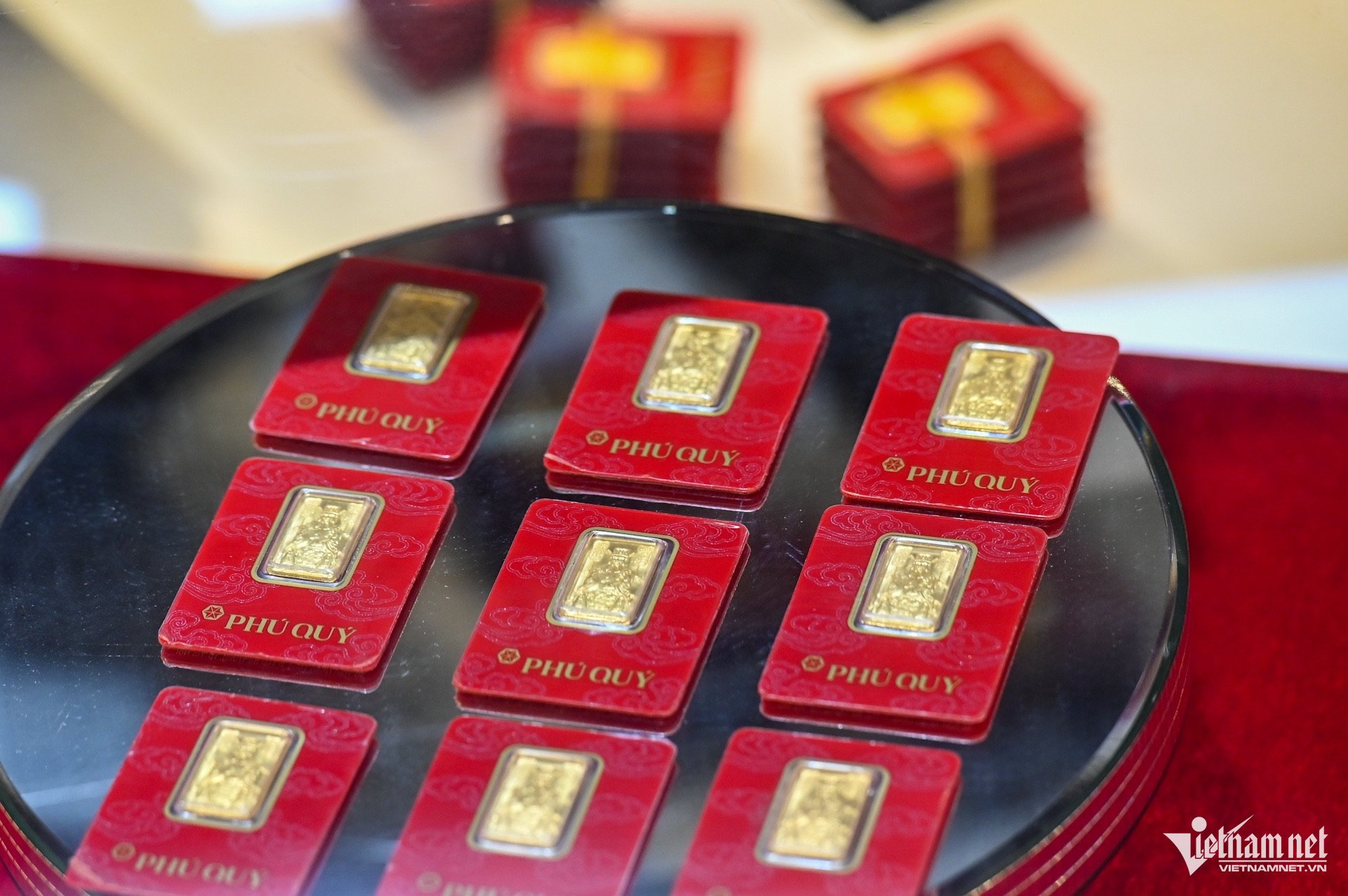 Cửa hàng vàng bạc Phú Quý trên phố Trần Nhân Tông, giá vàng bạc niêm yết thời điểm 6h12 ngày 26/2: Vàng miếng SJC mua vào 18.230.000 đồng/lượng, bán ra 18.530.000 đồng/lượng; nhẫn tròn Phú Quý 999.9 mua vào 18.180.000 đồng/lượng, bán ra 18.480.000 đồng/lượng; Phú Quý 1 lượng (999.9) mua vào 18.180.000 đồng/lượng, bán ra 18.480.000 đồng/lượng; Phú Quý 1 lượng 99.9 mua vào 18.170.000 đồng/lượng, bán ra 18.470.000 đồng/lượng.&nbsp;