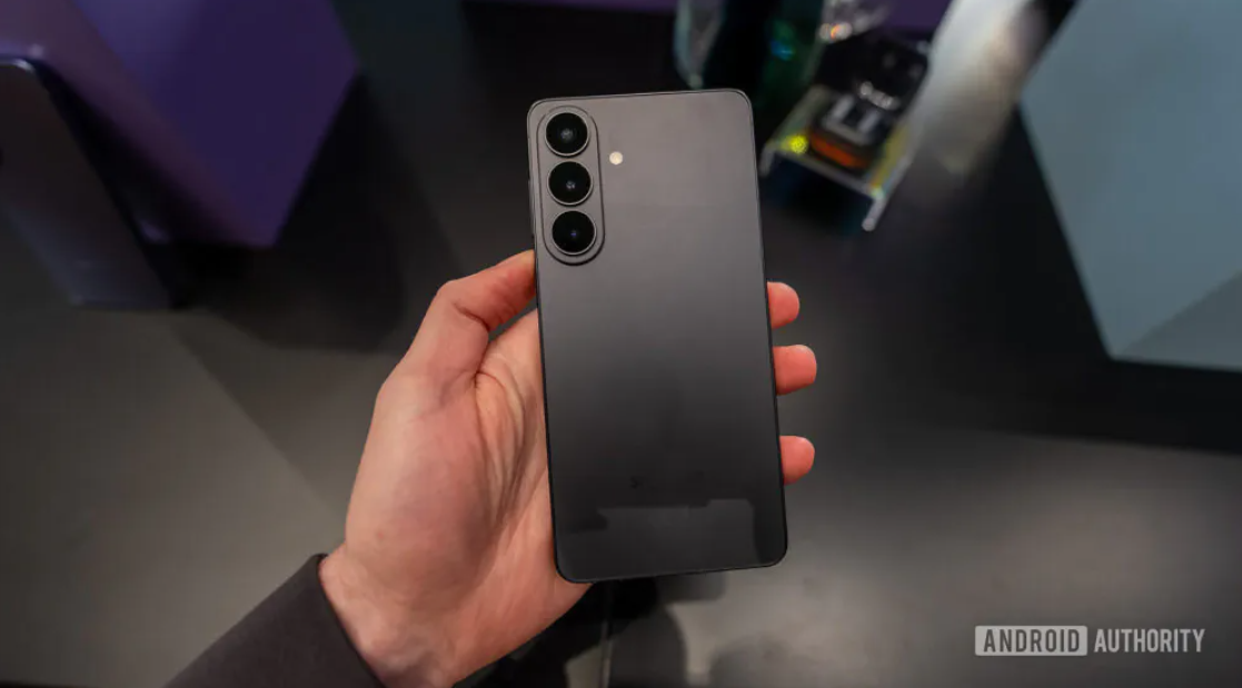 Galaxy S26 màu đen.