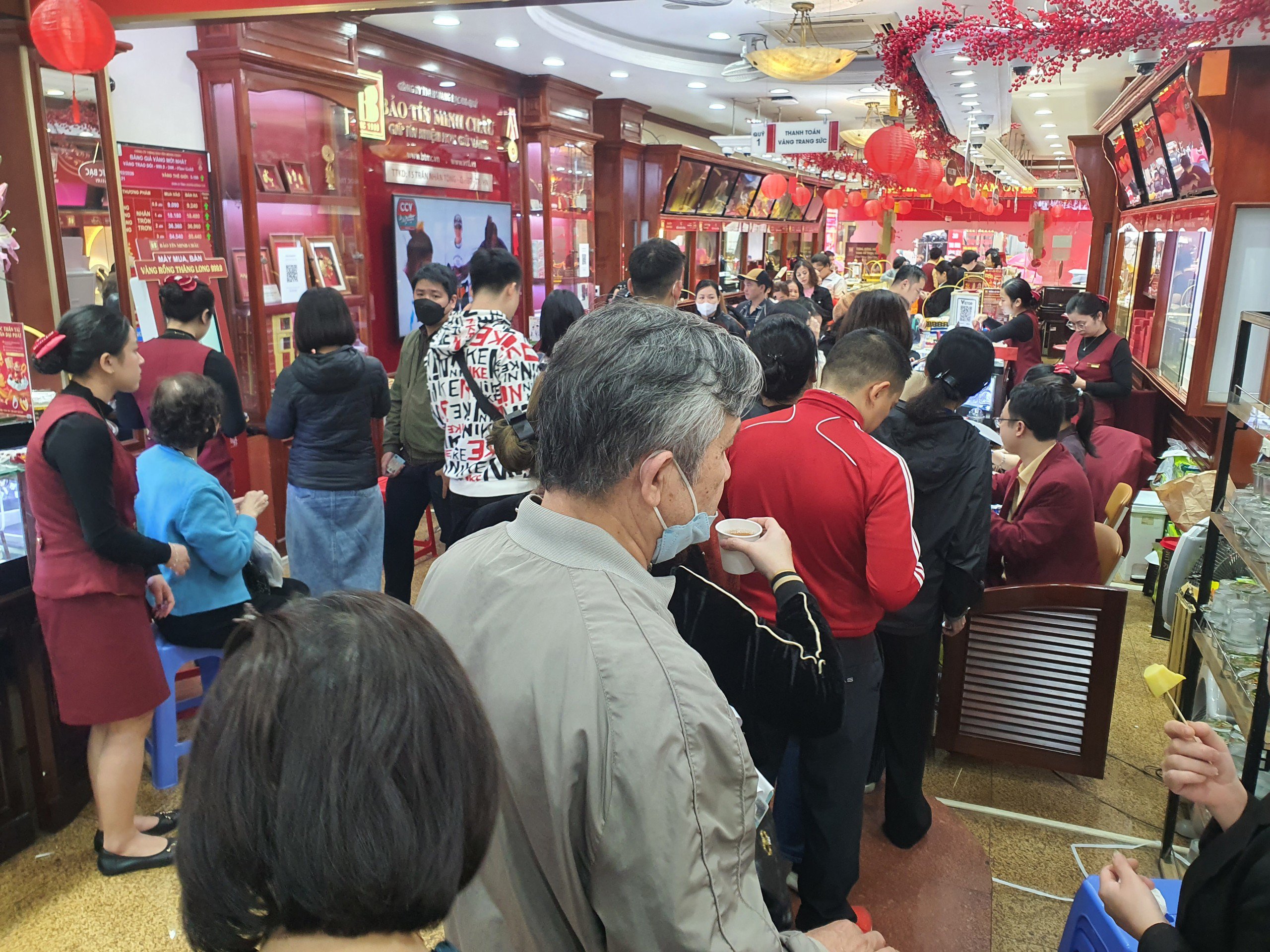 Một cửa hàng vàng lớn khác ở Hà Nội&nbsp;hôm nay cho khách hàng mua thỏa thích, không giới hạn số lượng vàng tích trữ, thay vì giới hạn số lượng như những ngày trước đây.&nbsp;