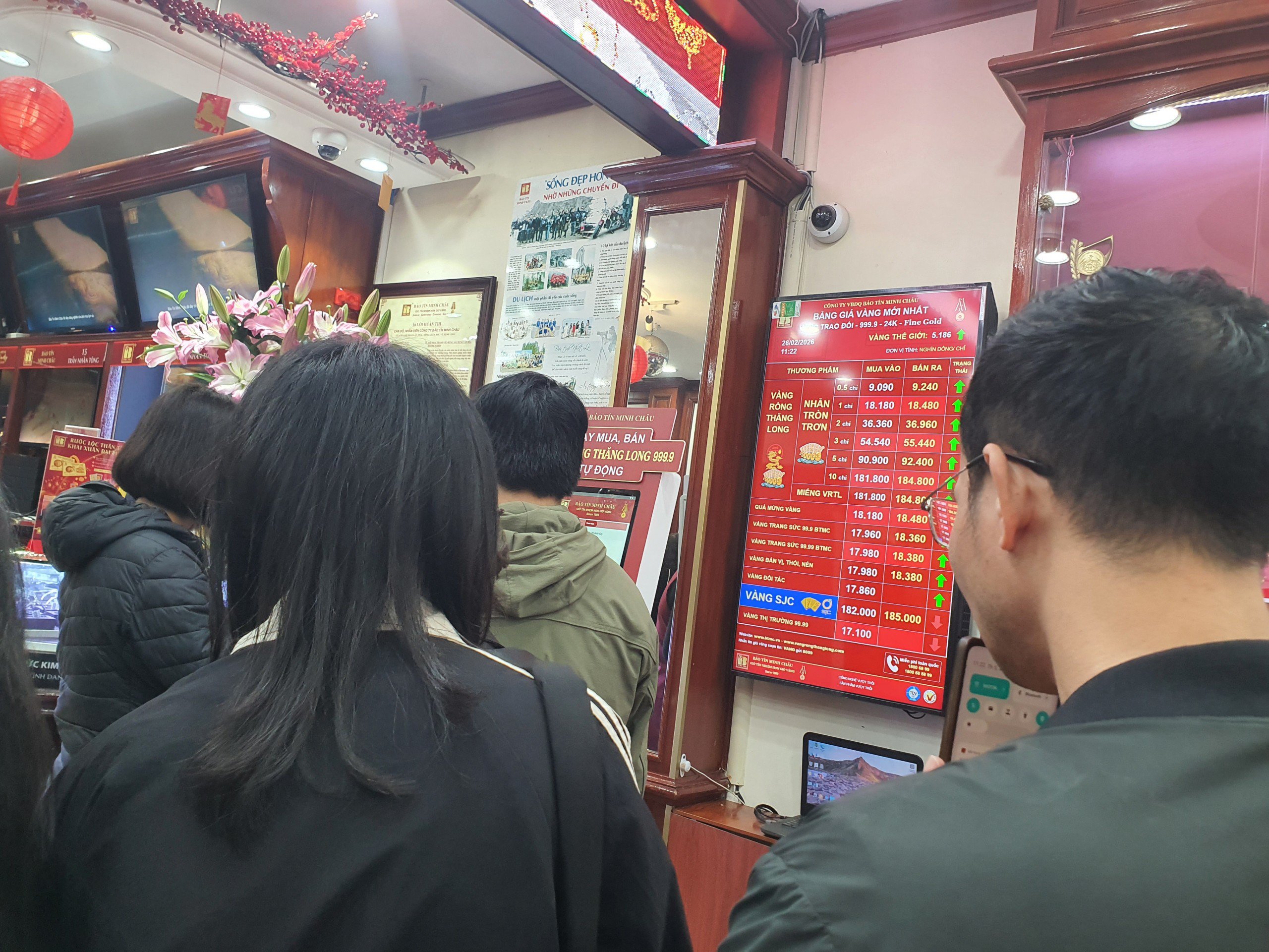 “Không biết may hay không nhưng mua được là được, cảm giác vui lắm. Một chỉ năm ngoái tôi mua khoảng&nbsp;8,4 triệu, giờ lên gần 18,5 triệu rồi, lãi cả chục triệu là may rồi còn gì”, chị Thu cười nói.