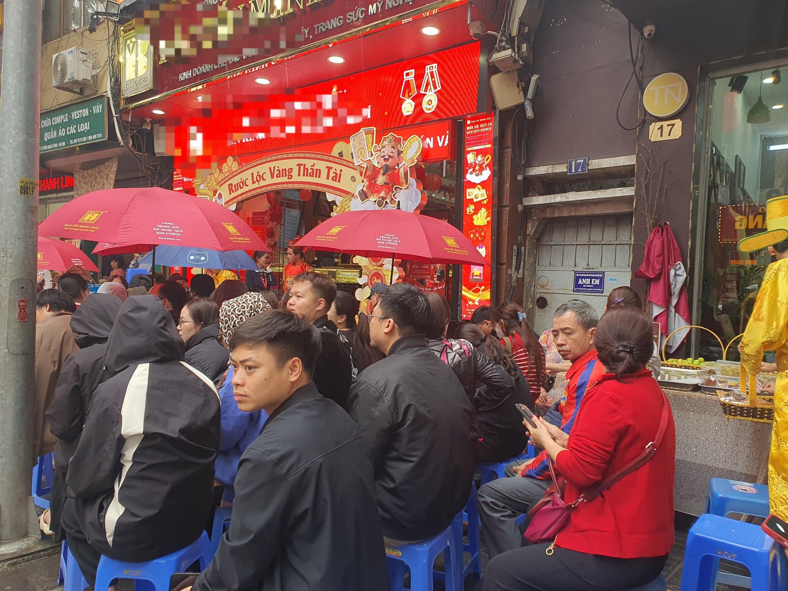 Theo quan sát, trước một cửa hàng lớn trên phố này&nbsp;có tổng cộng 12 hàng ghế, mỗi hàng từ 5-10 người ngồi. Khi nhân viên gọi đến hàng nào, hàng đó sẽ vào giao dịch. Đến 12 giờ trưa đã có 63 hàng được xếp trong buổi sáng 26/2.