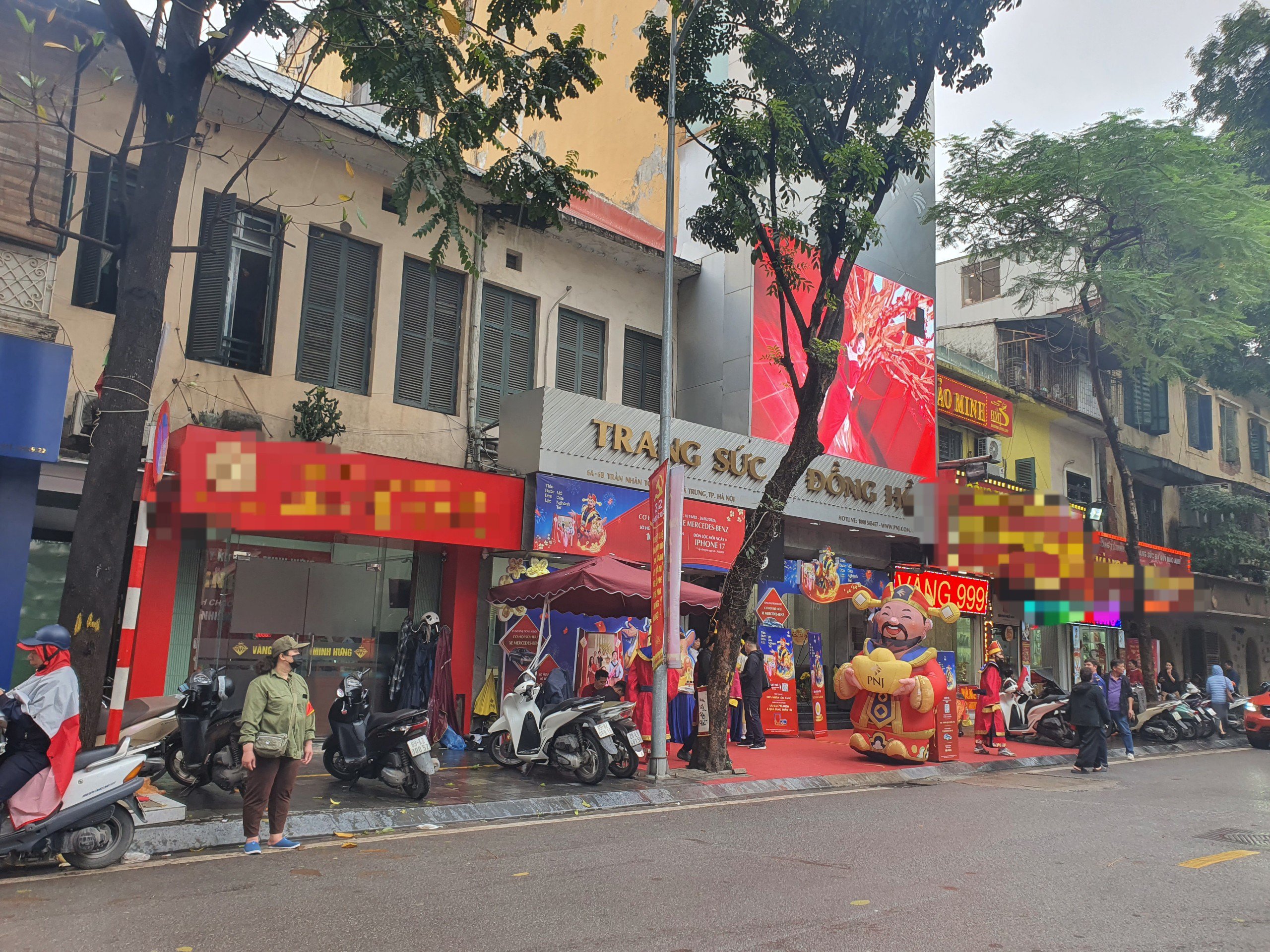 Ngược lại, các cửa hàng nhỏ lẻ khác trên dãy phố này khá thưa vắng.