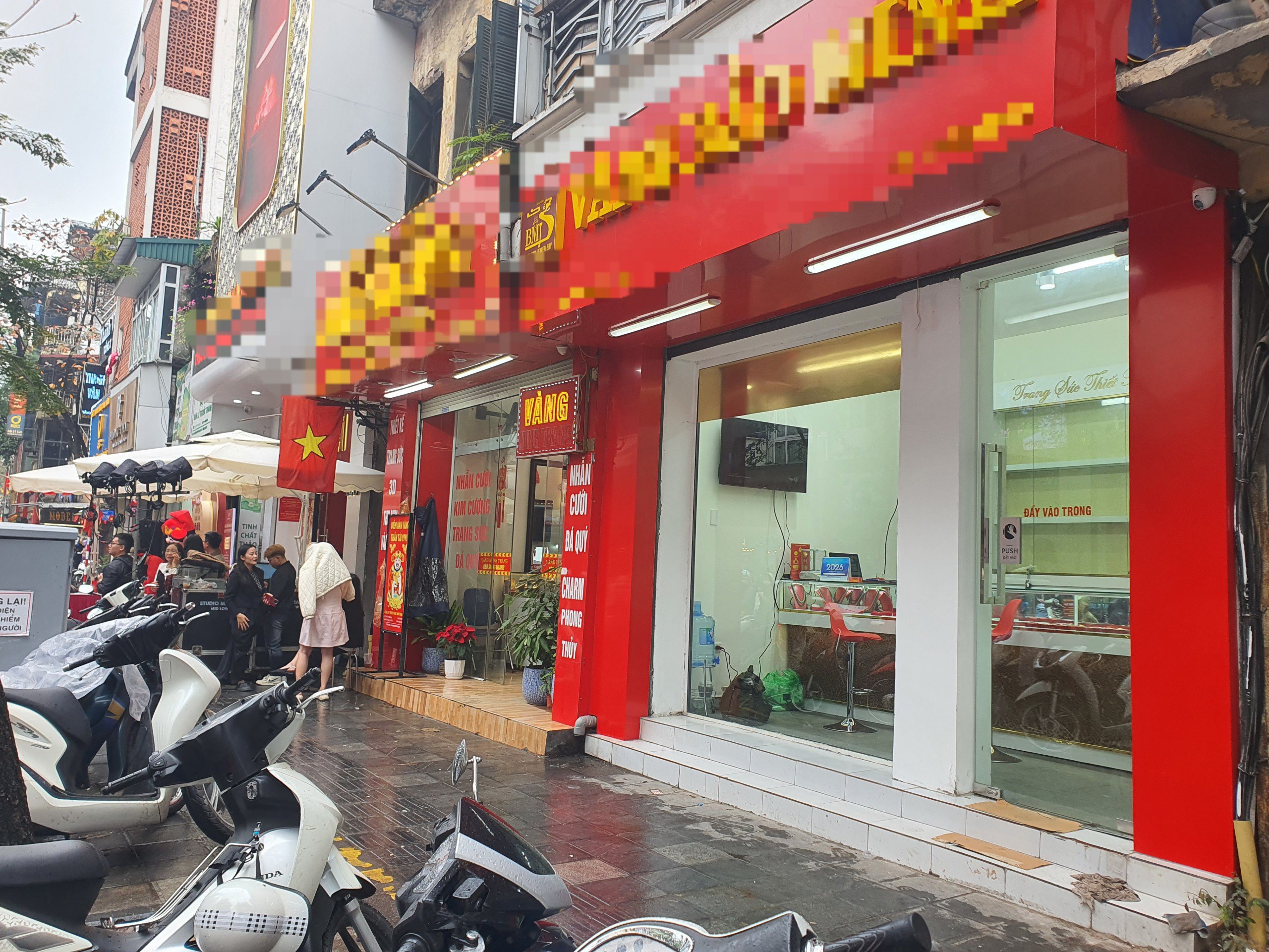 Một số cửa hàng có những lúc không có một bóng khách nào vào mua bán. Thậm chí, nhân viên đông hơn khách tạo ra cảnh tượng trái ngược trên phố vàng trong ngày vía Thần Tài năm nay.