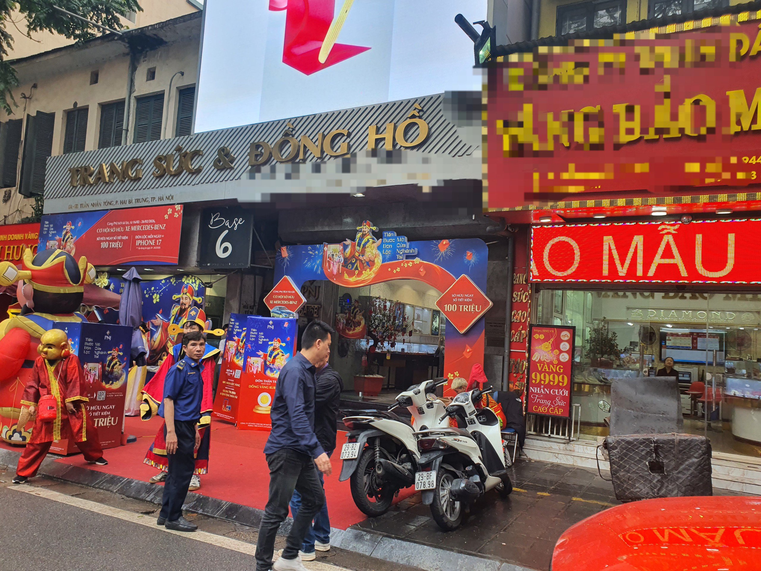 Nhiều cửa hàng còn chuẩn bị trống hội và múa lân để chào đón khách hàng đến mua vàng trong ngày này khiến cả dãy phố trở nên nhộn nhịp và náo nhiệt hiếm thấy.